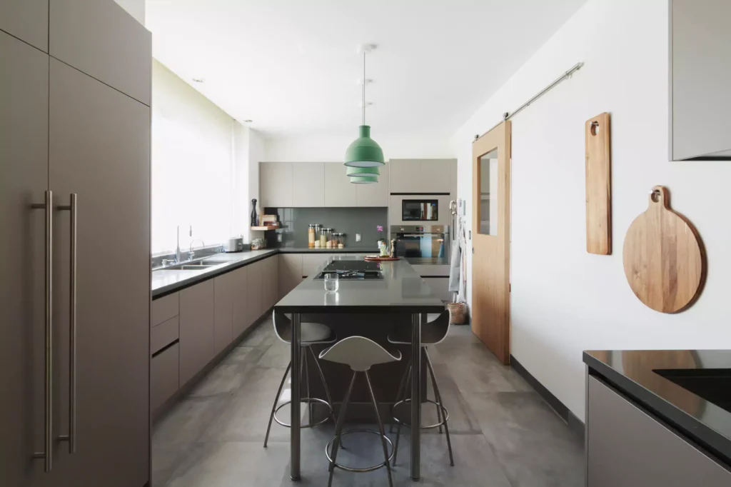 Modern L-shaped kitchen with central island designed by Vitelier at Torres Vallescondido, State of Mexico.