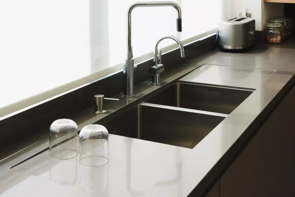 Sink in modern kitchen with gray countertop designed by Vitelier at Torres Vallescondido, State of Mexico.
