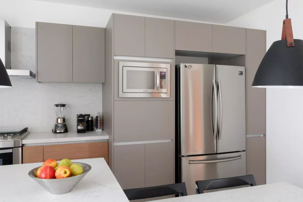 Gray modular kitchen with central island in Colonia Bosque de los Remedios, Naucalpan de Juárez, State of Mexico.