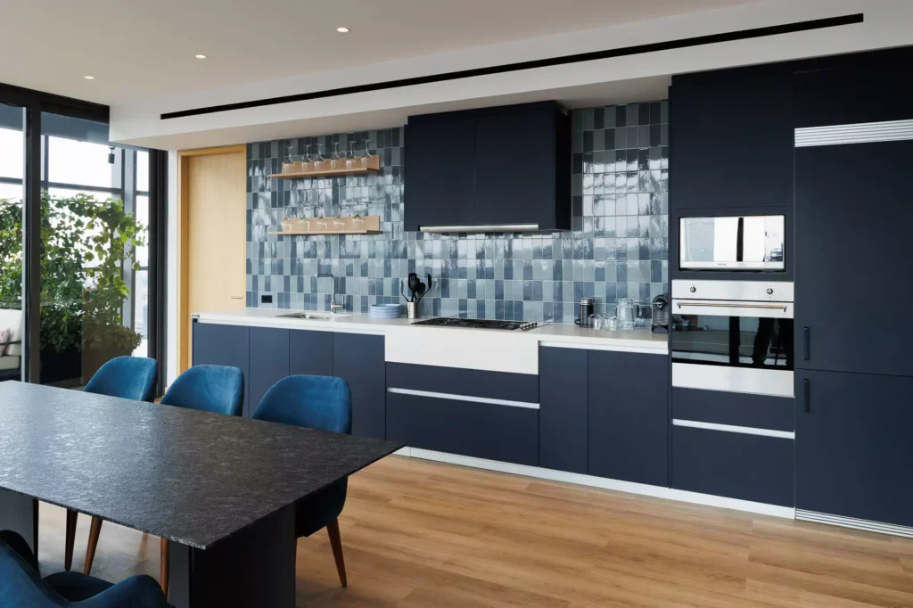 Custom navy blue kitchen designed by Vitelier at Edificio Josefa in Colonia Juárez, Mexico City.
