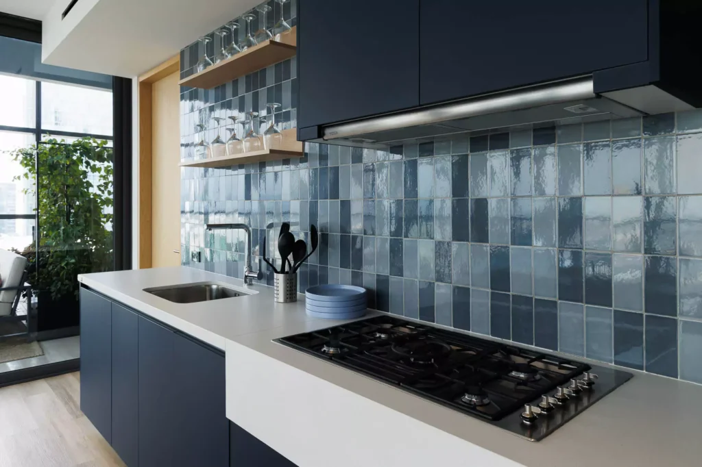 Custom navy blue kitchen designed by Vitelier at Edificio Josefa in Colonia Juárez, Mexico City.