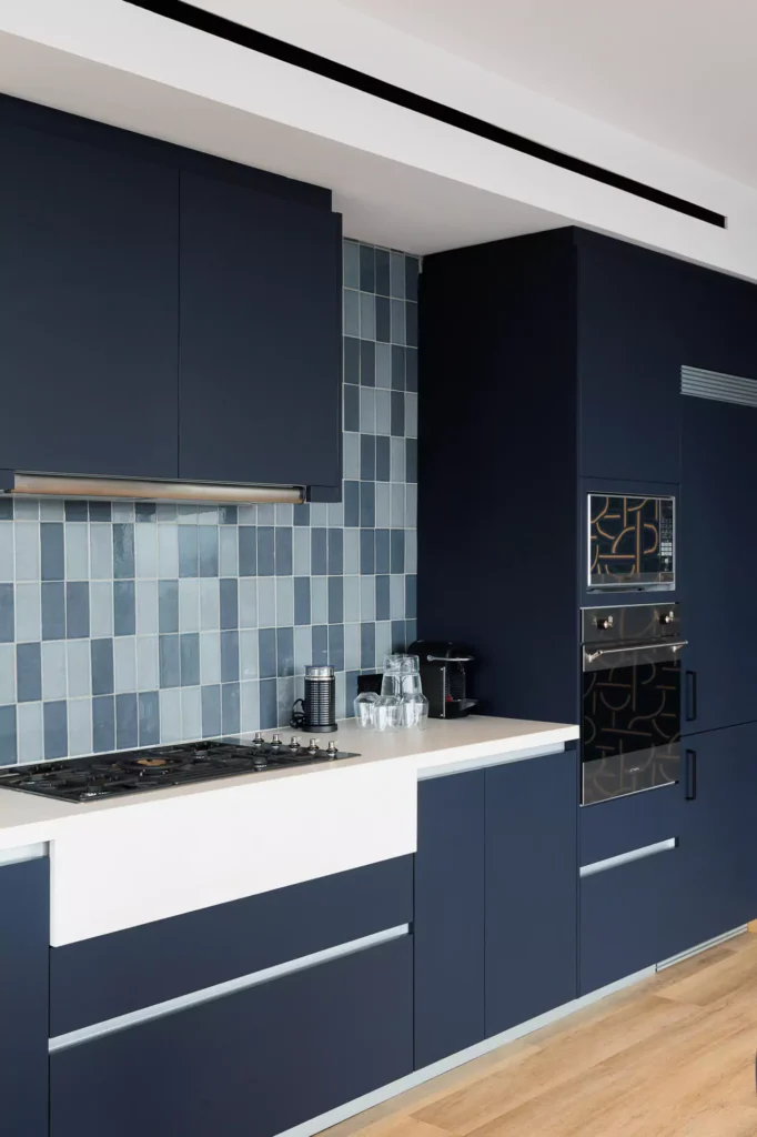 Custom navy blue kitchen designed by Vitelier at Edificio Josefa in Colonia Juárez, Mexico City.