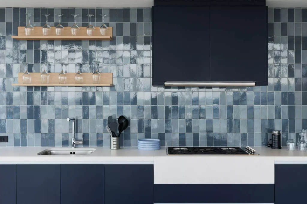 Custom navy blue kitchen designed by Vitelier at Edificio Josefa in Colonia Juárez, Mexico City.
