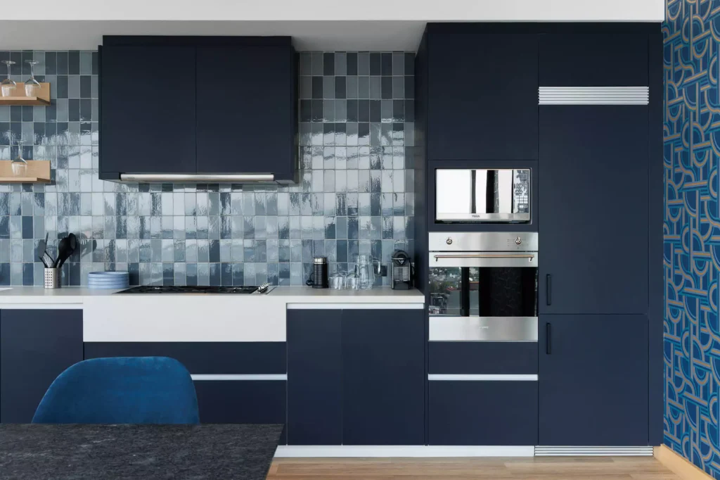 Custom navy blue kitchen designed by Vitelier at Edificio Josefa in Colonia Juárez, Mexico City.