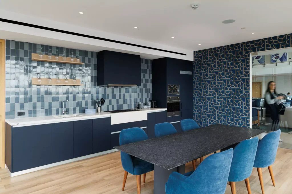 Custom navy blue kitchen designed by Vitelier at Edificio Josefa in Colonia Juárez, Mexico City.