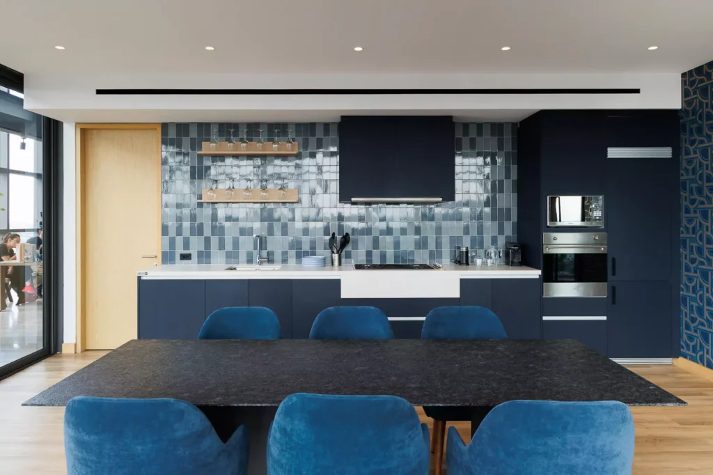 Custom navy blue kitchen designed by Vitelier at Edificio Josefa in Colonia Juárez, Mexico City.