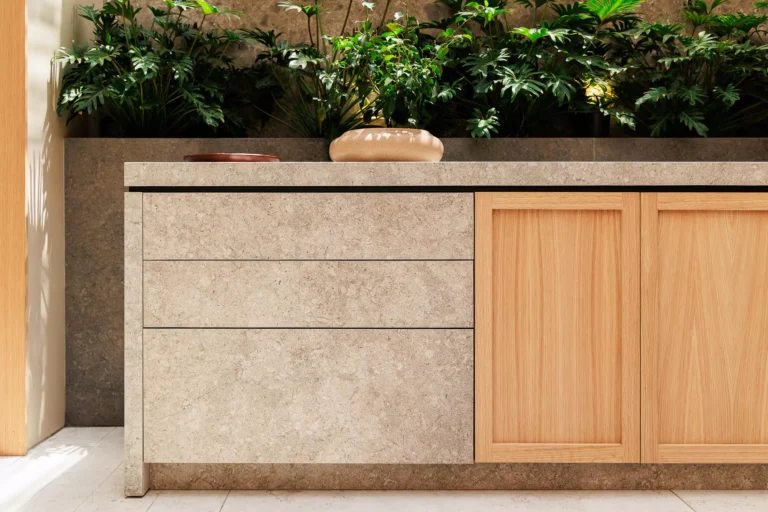 Cocina a la medida con isla central diseñada por Vitelier en Cosentino City en la Colonia Polanco de la Ciudad de México.