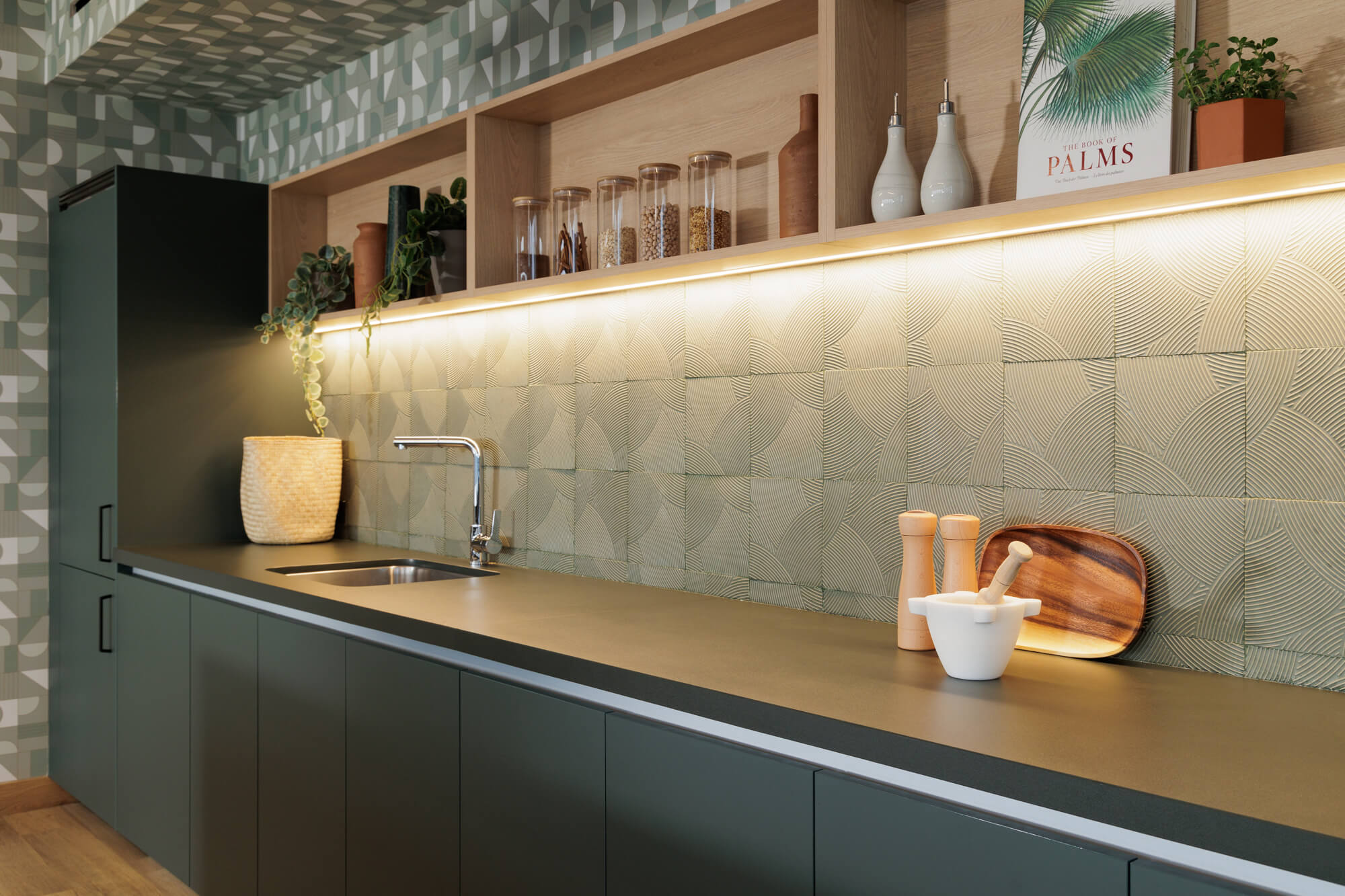 Cocina verde salvia con azulejo y refrigerador panelado