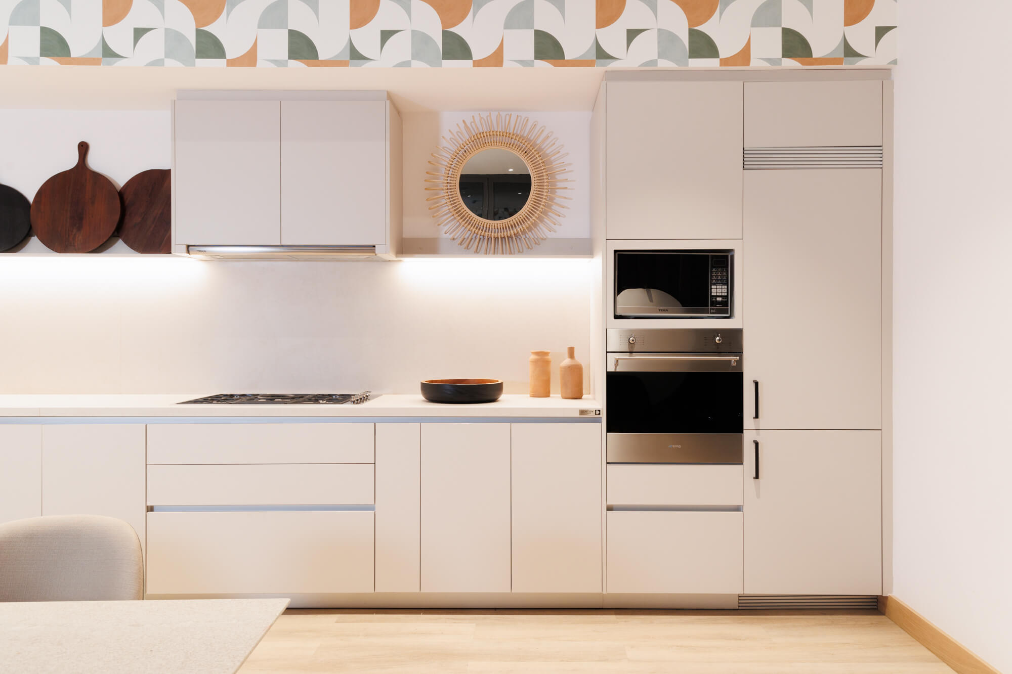 Cocina beige con desayunador y refrigerador panelado