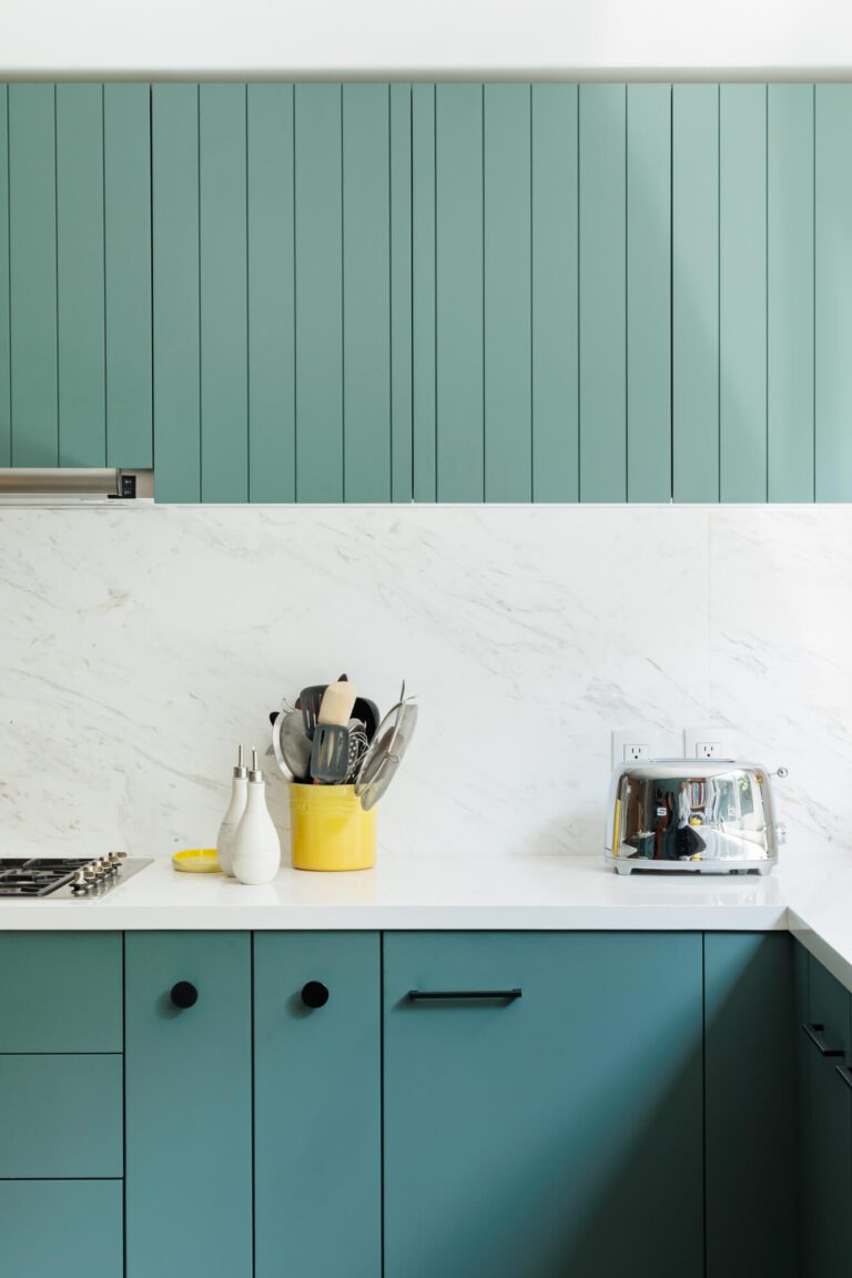 Cocina lacada color verde con piedra blanca