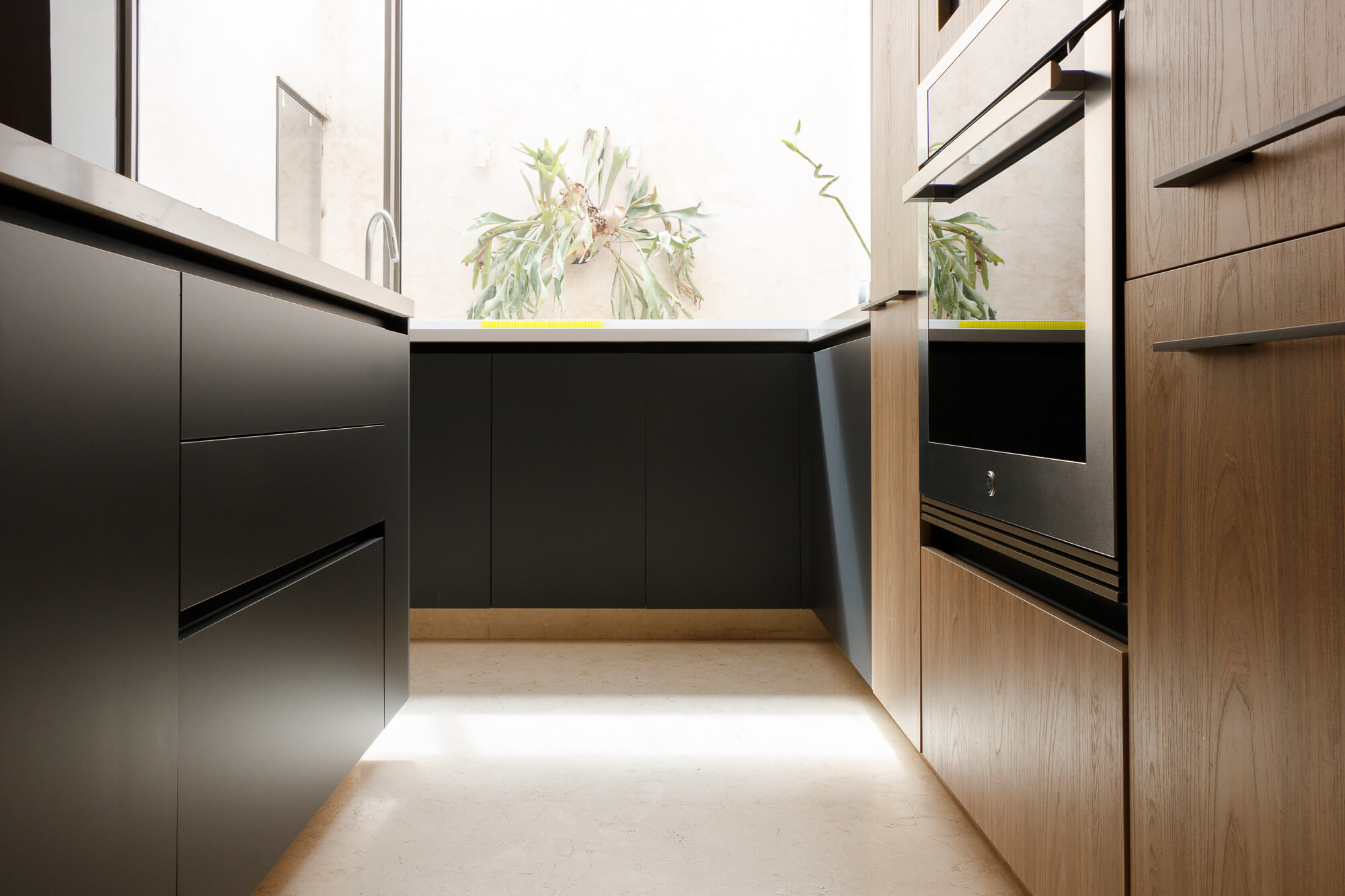 Cocina negra con detalles de madera