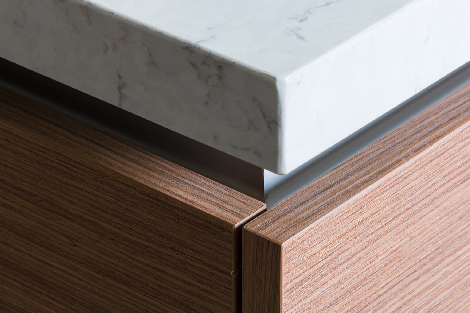 Detalle de una cubierta de cuarzo Silestone de Cosentino, simulando la apariencia del mármol para cocina.