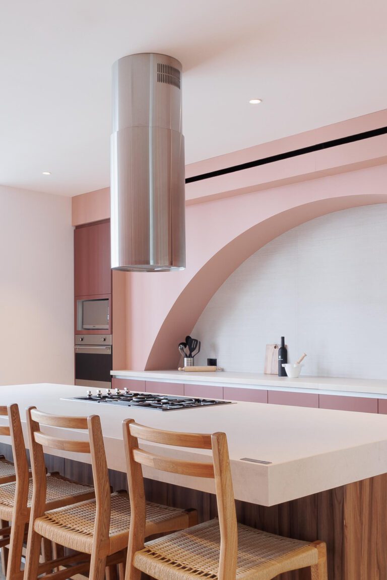 Campana de isla tubular de la marca Teka en un diseño de Vitelier.