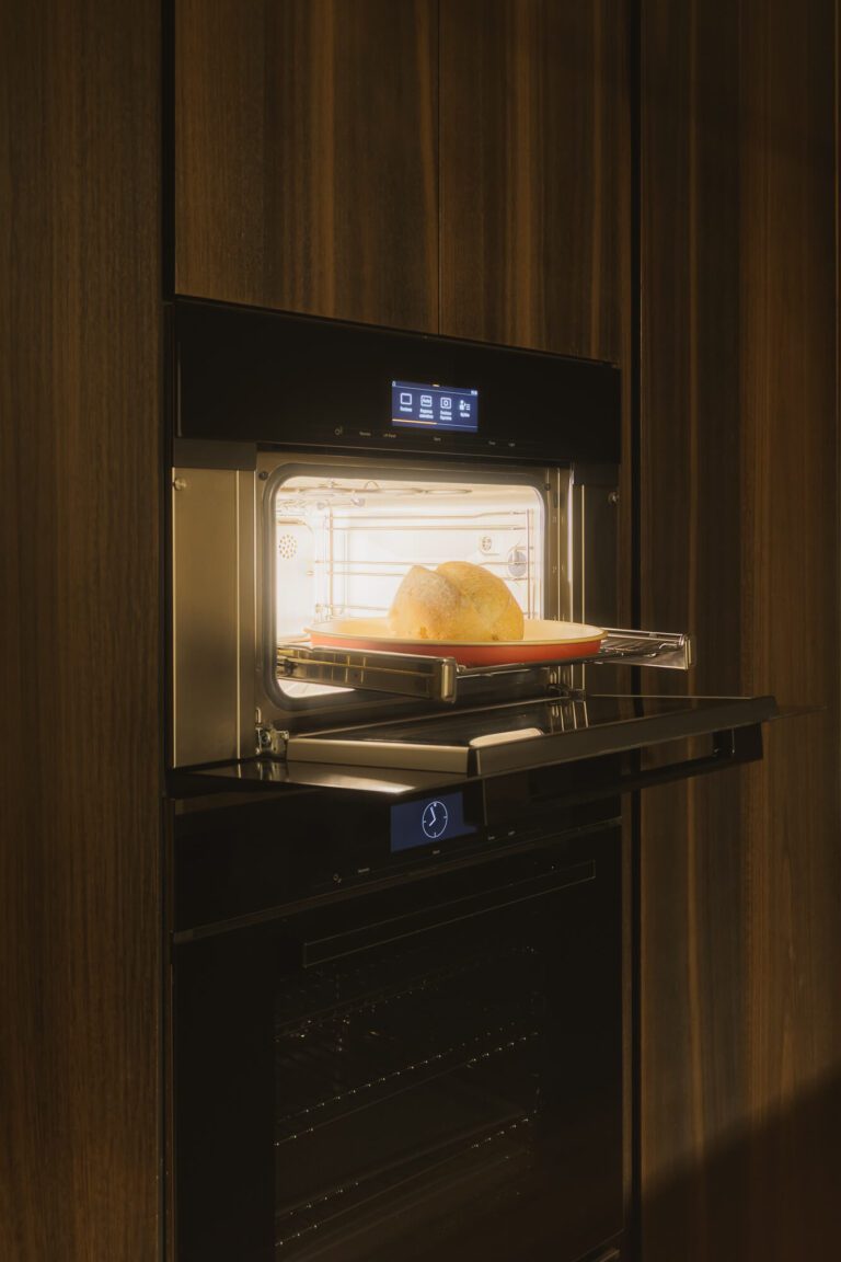 Horno de vapor de Miele empotrado en el mueble de eucalipto ahumado de la cocina principal de Casa Vitelier.