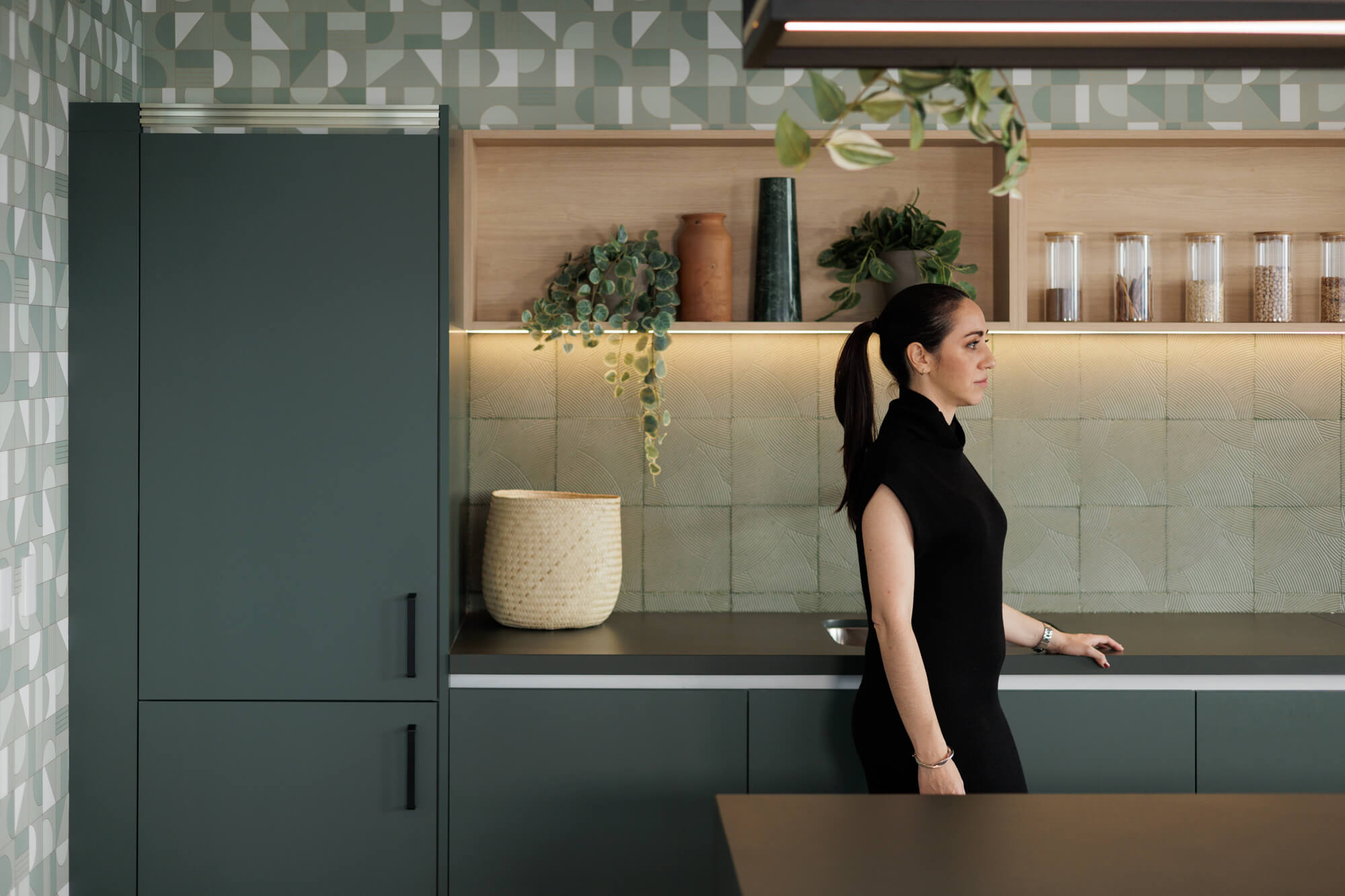 Arquitecta Estefanía Hoth en la cocina verde diseñada con un refrigerador panelable.