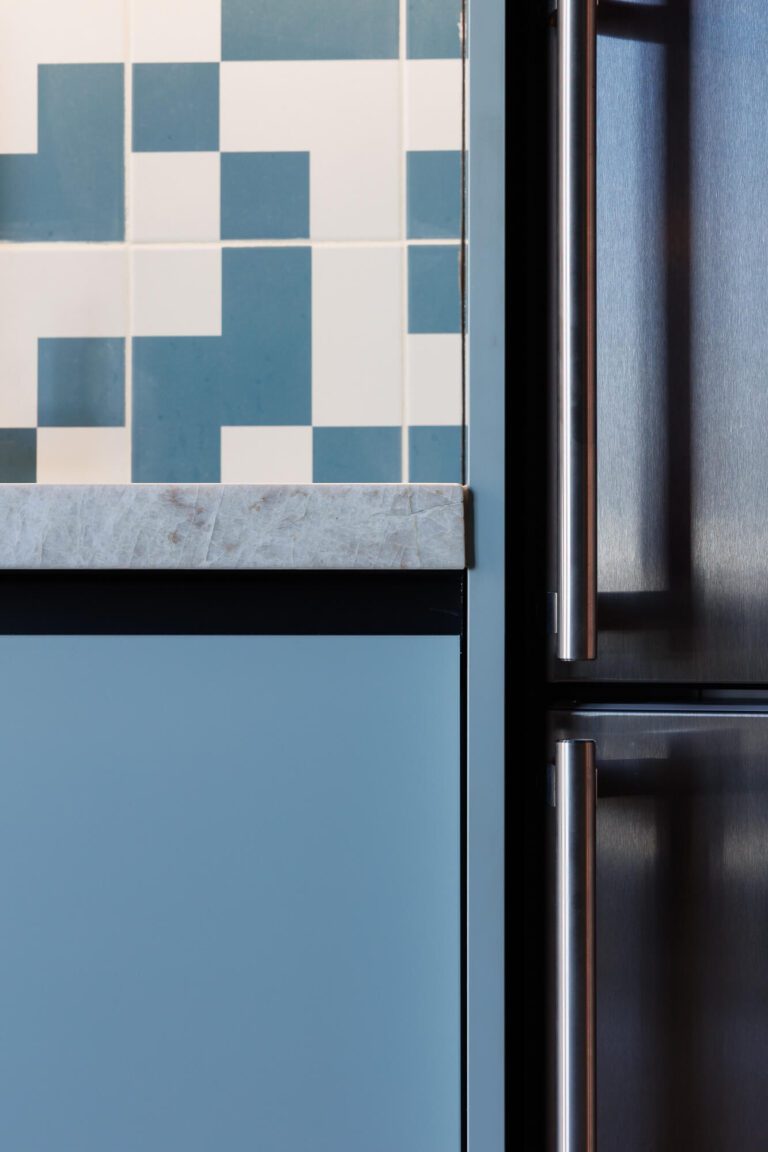 Cubierta para cocina Silestone en color blanco sobre azul.