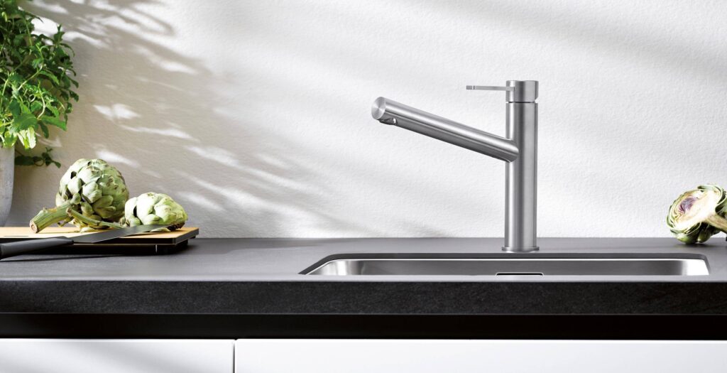 Llave ahorradora de agua Ambis de Blanco en acero inoxidable.