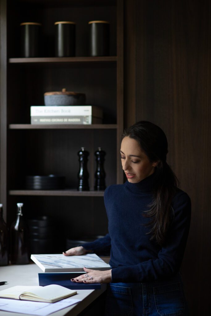 La arquitecta Estefanía Hoth, directora y fundadora de Vitelier, en el proceso de diseño de cocinas