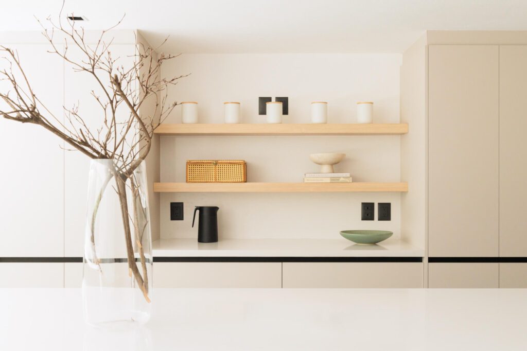 Repisas flotantes en una cocina minimalista en color beige