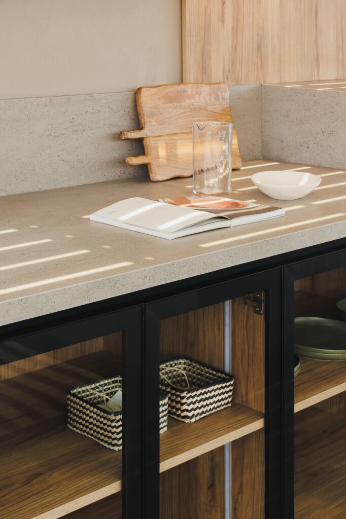 Materiales para cocina distintos: superficie cerámica ultracompacta, vidrio y metal