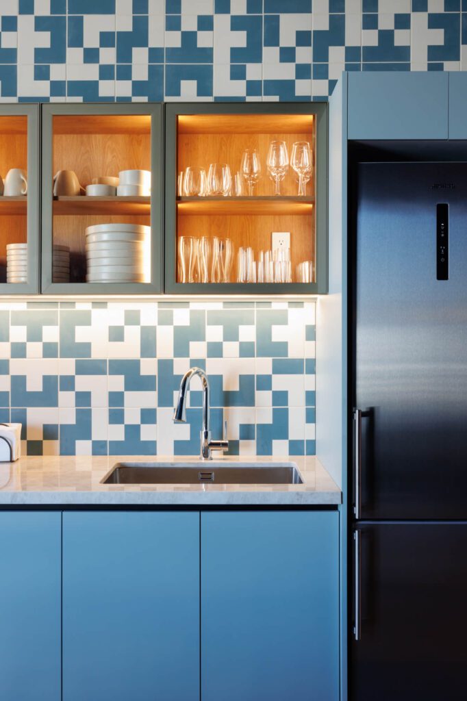 Diseño de cocina con materiales distintos: azulejos de cerámica, madera y piedra natural