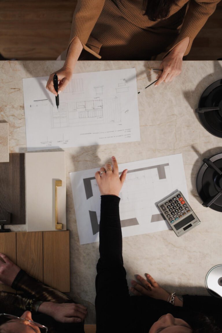 Arquitectas de Vitelier trabajando en el proceso de remodelar una cocina, con planos y muestras de materiales
