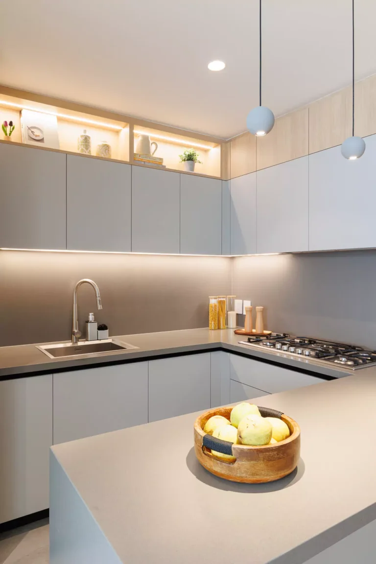 Cocina en laminado gris nube y laminado texturizado madera, con cuarzo Silestone de Cosentino