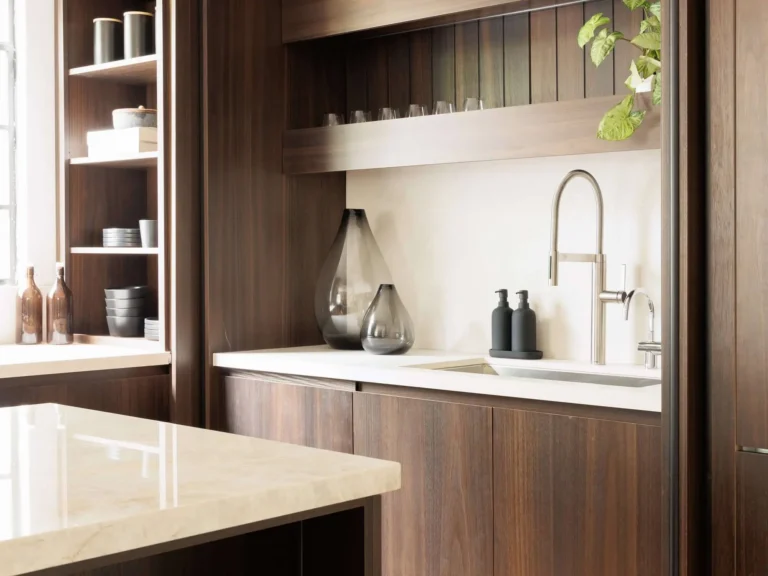 Cocina moderna con chapa de eucalipto ahumado en Casa Vitelier