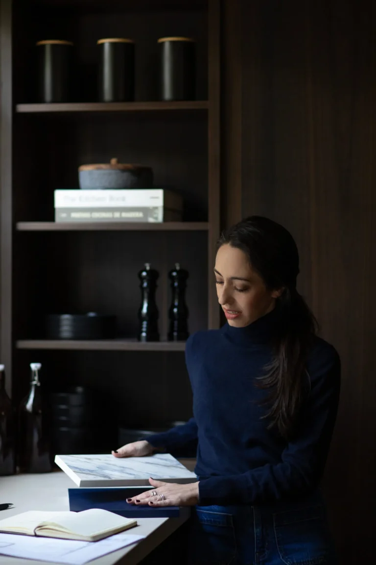 La arquitecta Estefanía Hoth, directora y fundadora de Vitelier, en el proceso de diseño de cocinas