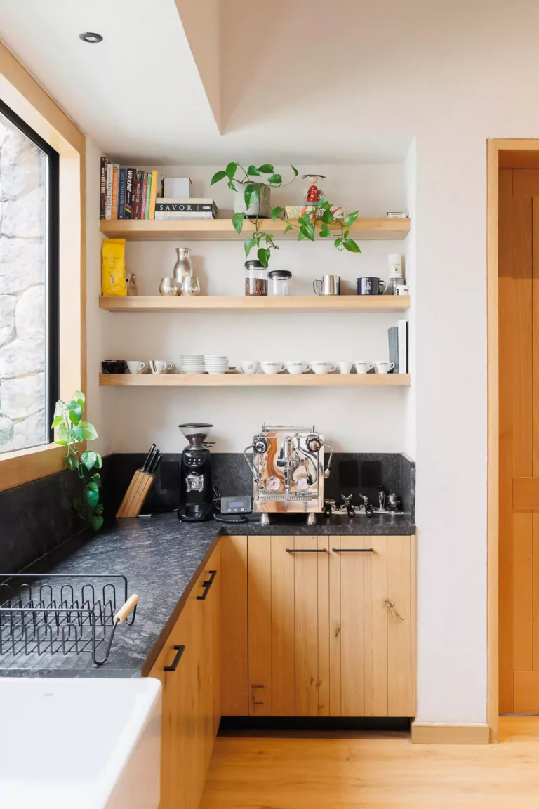 Cocina de madera clara con cubierta de granito Steel Gray en acabado leather
