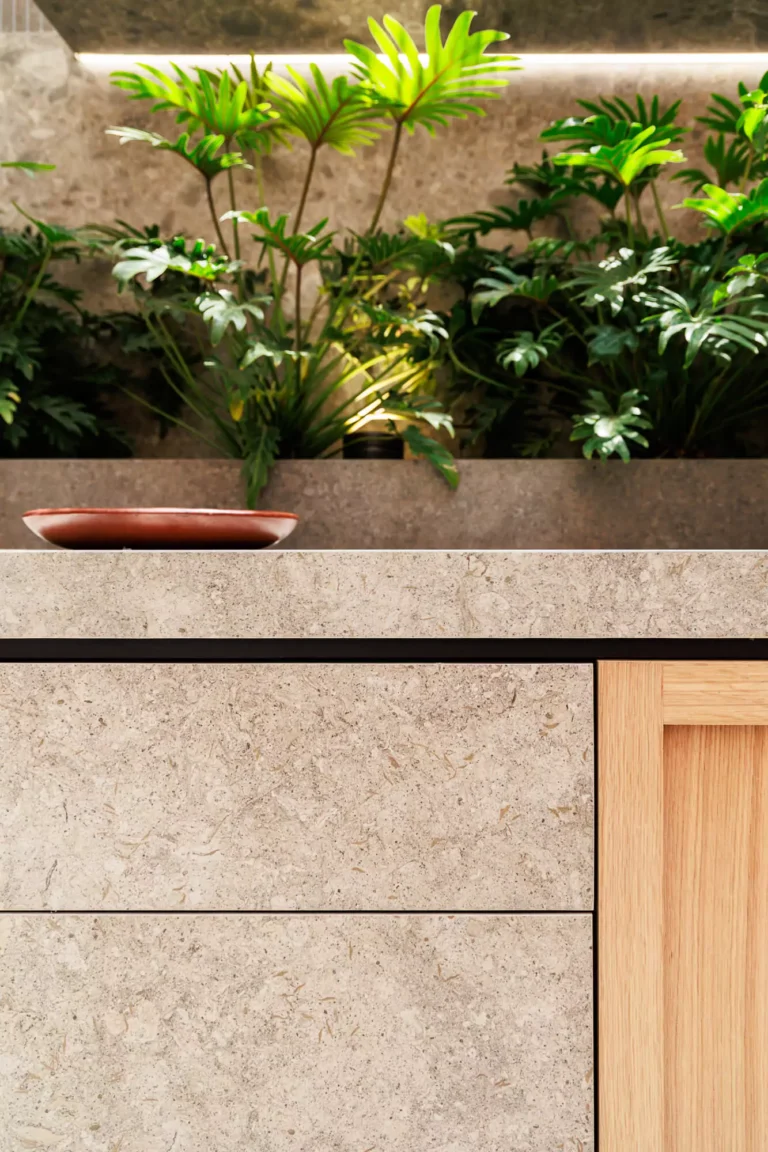 Piedra sinterizada Dekton en color arena con madera clara, aplicada en la cocina de Cosentino City Center CDMX