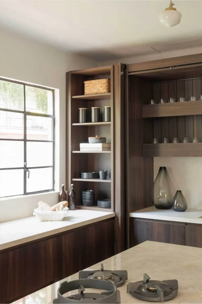 Cocina de madera y cubierta Silestone blanca en Casa Vitelier