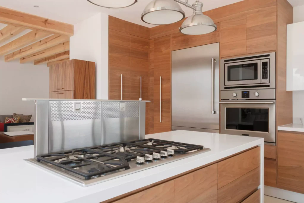 Cocina funcional con panel salpicadero retráctil