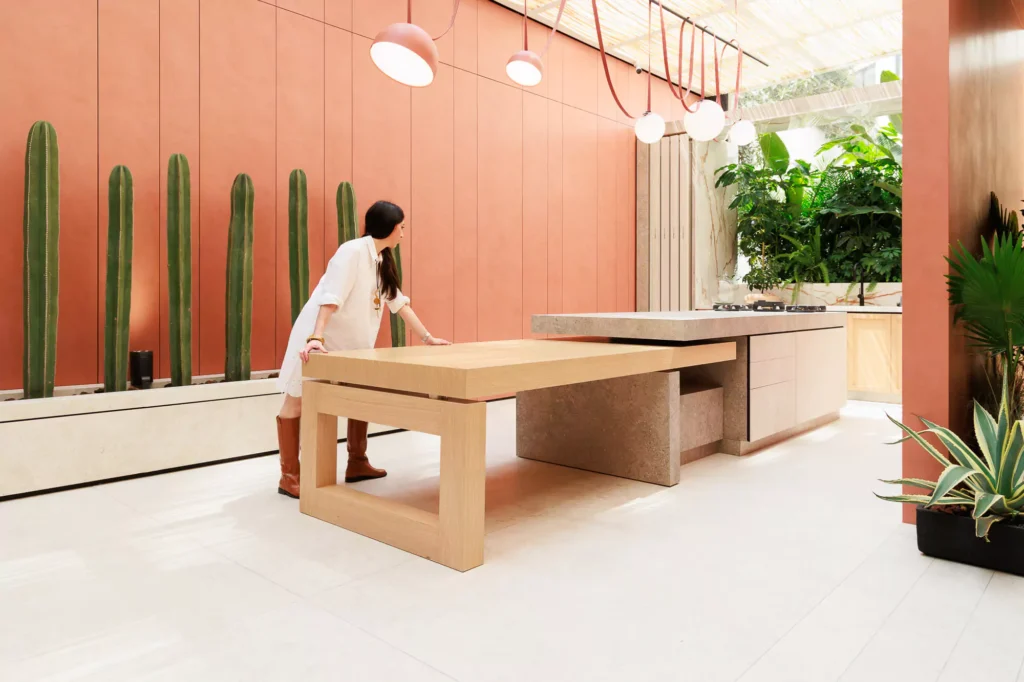 Cocina funcional con isla central móvil