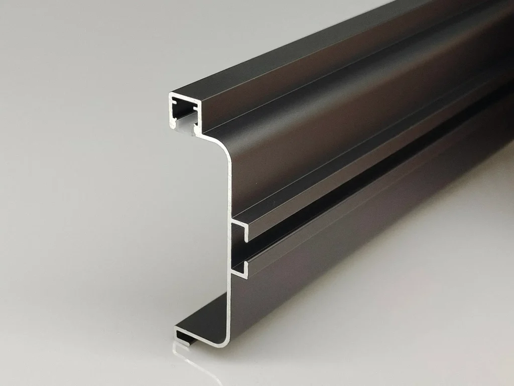 Perfil gola vertical en C, fabricado en aluminio por Twenty-Seven