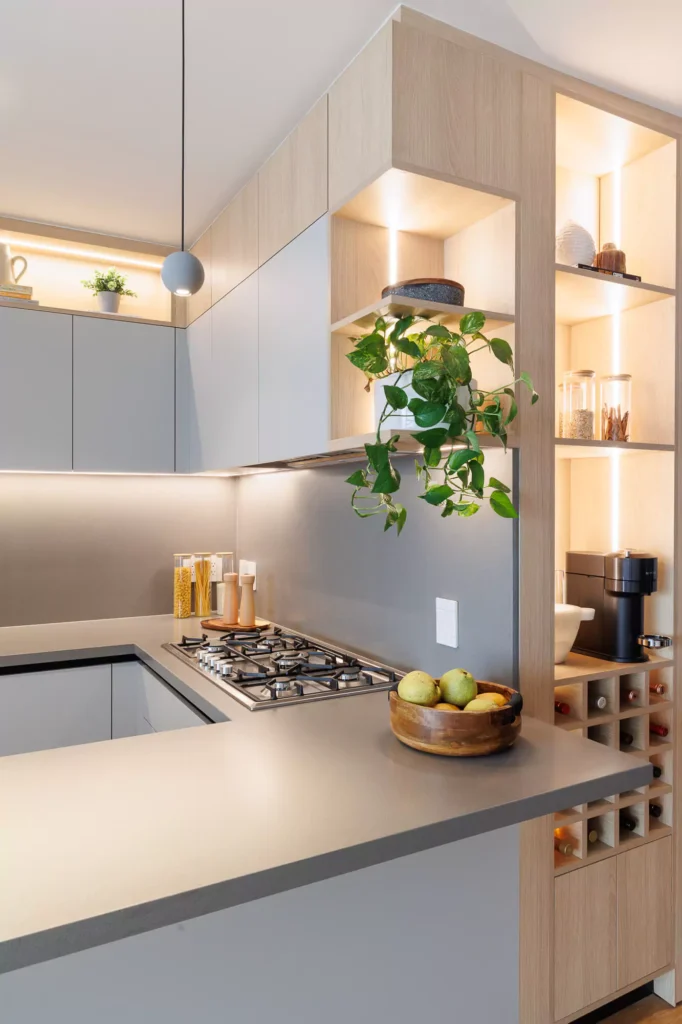 Cocina moderna con península y espacio de almacenamiento para botellas