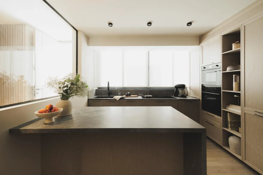 Wooden kitchen with peninsula and sintered stone countertop