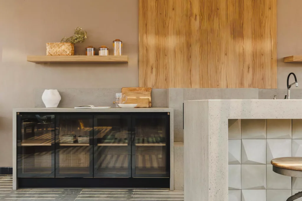 Cocina exterior moderna con acabados de piedra sinterizada y madera