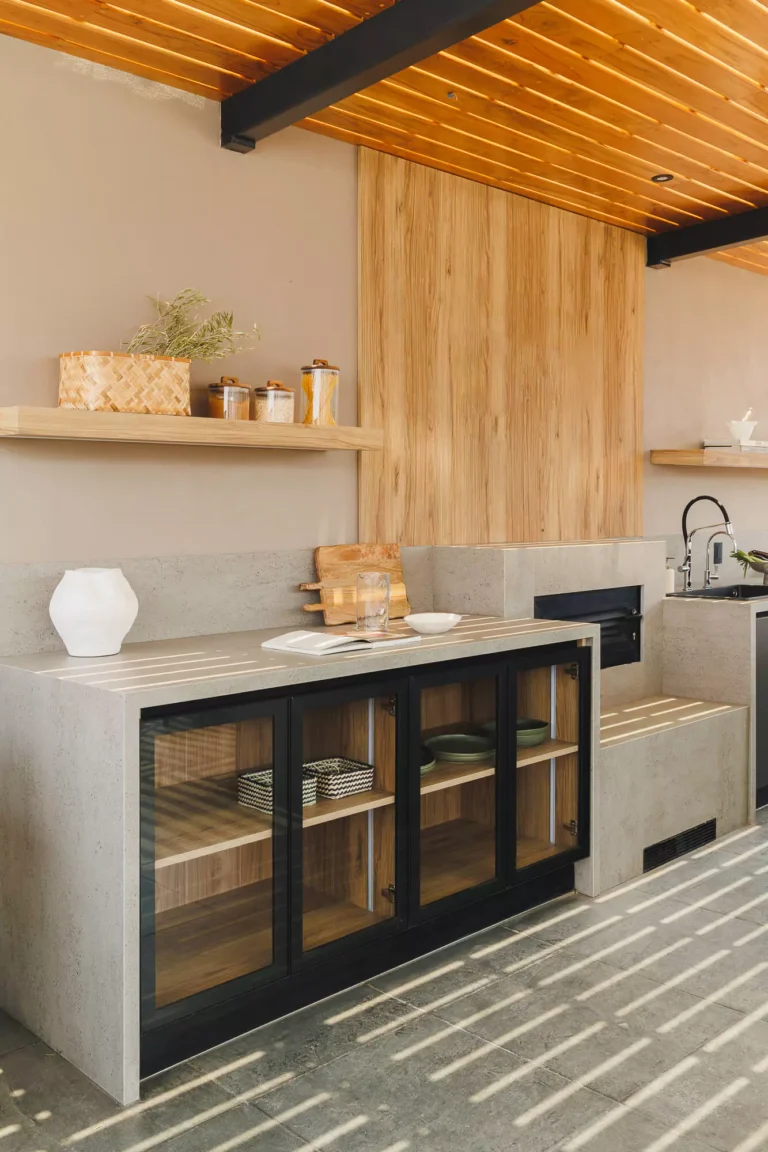 Cocina exterior moderna con acabados de piedra sinterizada y madera