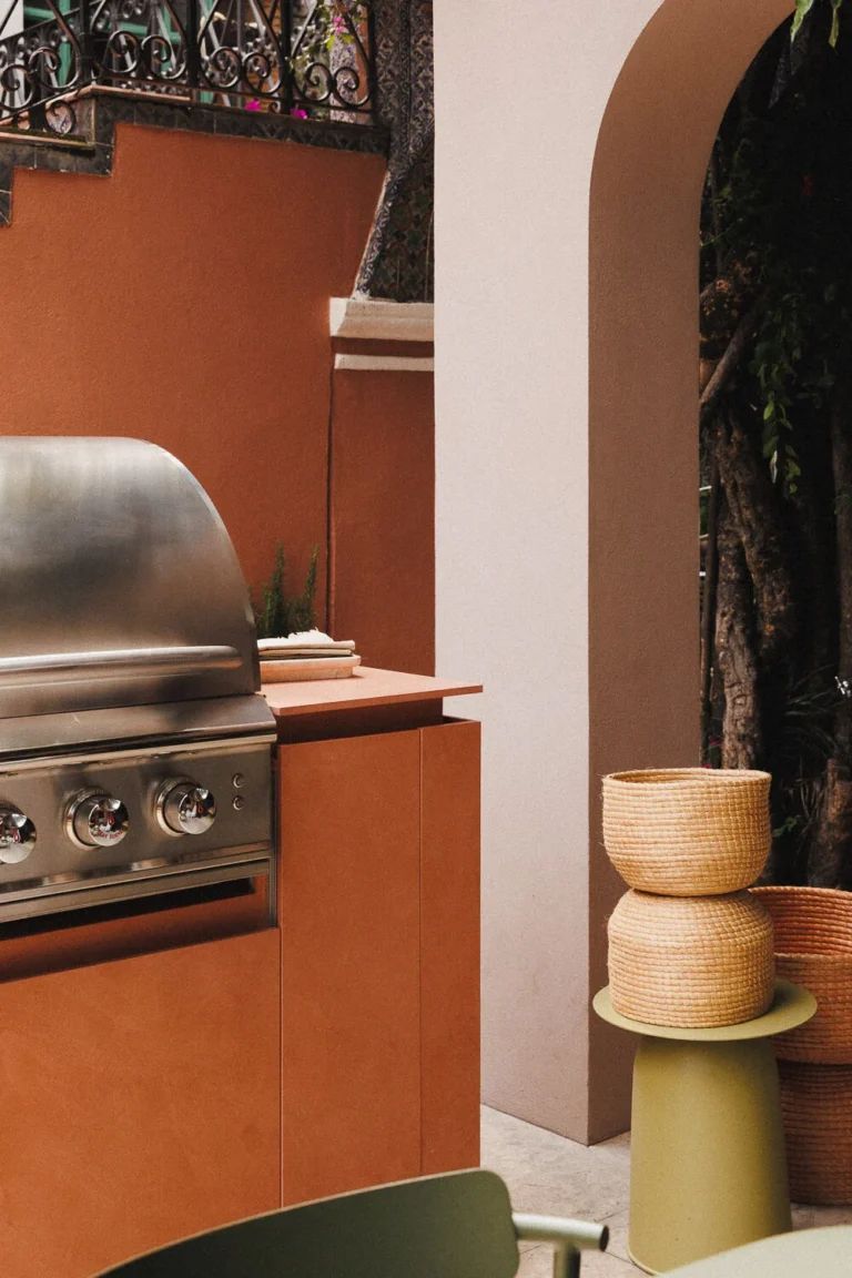 Cocina exterior con piedra sinterizada Dekton Umbra by Cosentino en Design House 2025 para Design Week México 2025 diseñada por Vitelier.