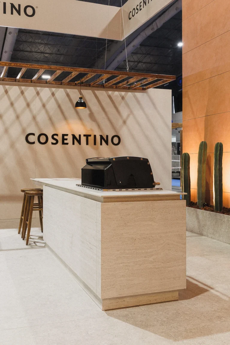 Cocina exterior Fuori en stand de Cosentino para Obra Blanca.