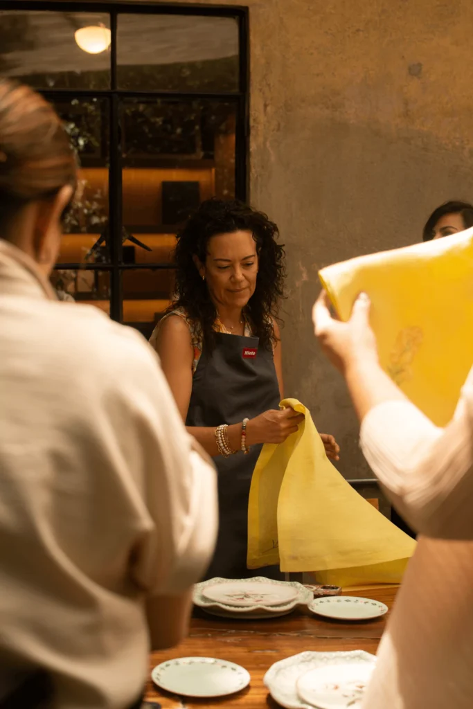 Participantes del taller de montaje de mesa primaveral para celebrar la maternidad en el diseño, impartido por Zash en Casa Vitelier