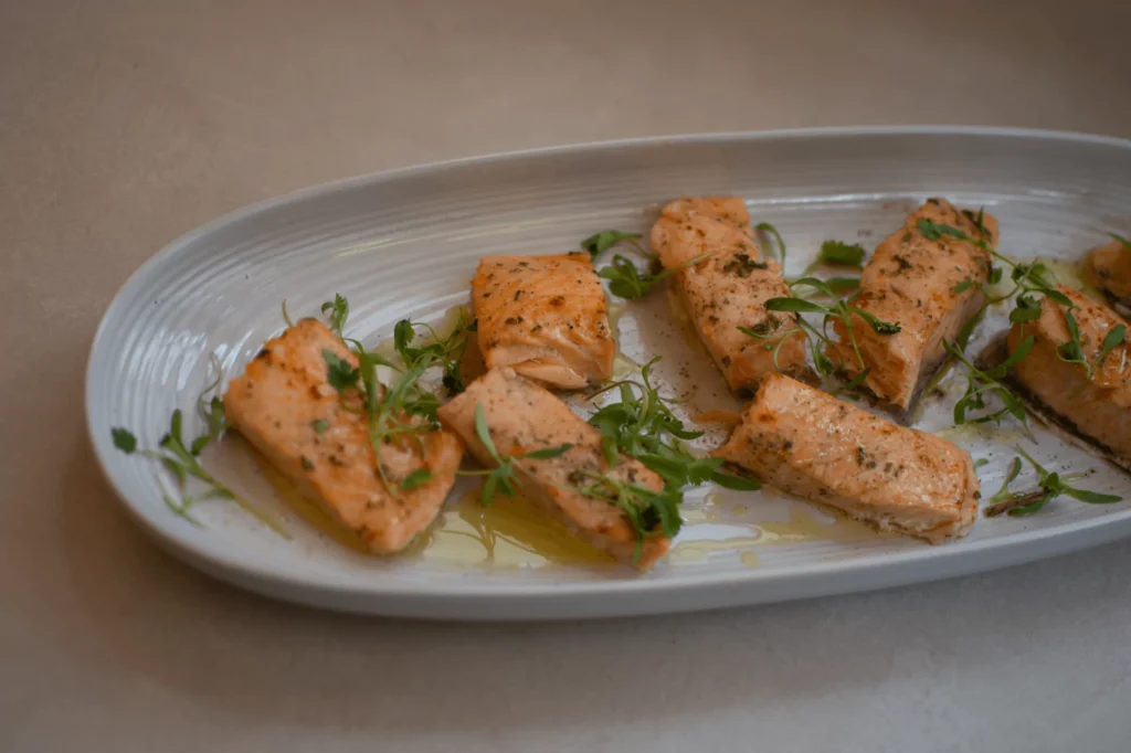 Salmón servido sobre un platón ovalado de Zash