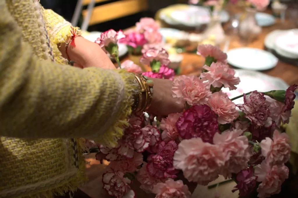 Arreglo de claveles rosas en el taller de montaje de mesa para celebrar la maternidad en el diseño, en Casa Vitelier