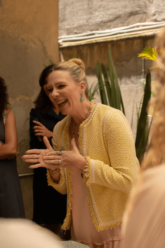 Zarina Rivera, fundadora de Zash, en su taller de montaje de mesa para celebrar la maternidad en el diseño, en Casa Vitelier