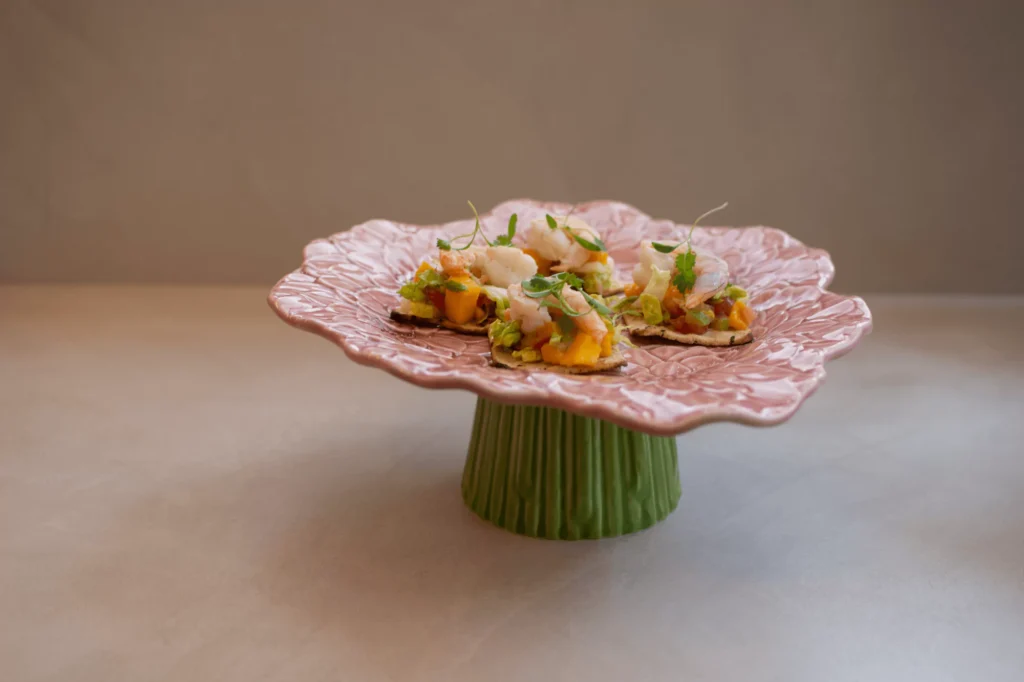 Tostadas de camarón servidas sobre un platón en forma de flor de Zash