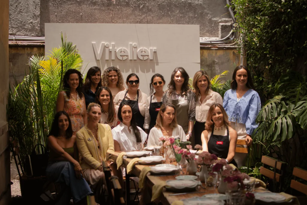 Participantes del taller de montaje de mesa para celebrar la maternidad en el diseño, en Casa Vitelier