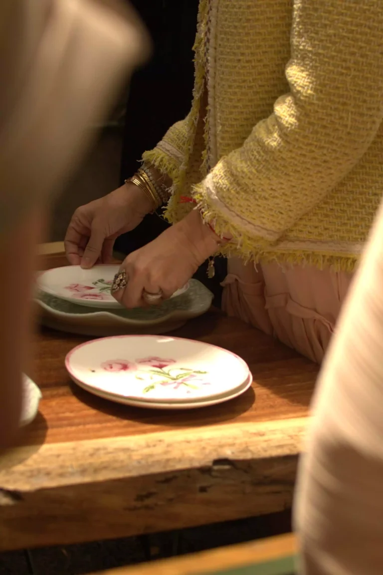 Zarina Rivera, fundadora de Zash, en su taller de montaje de mesa para celebrar la maternidad en el diseño, en Casa Vitelier
