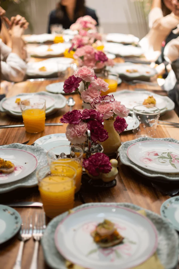 Participantes del taller de montaje de mesa para celebrar la maternidad en el diseño, en Casa Vitelier