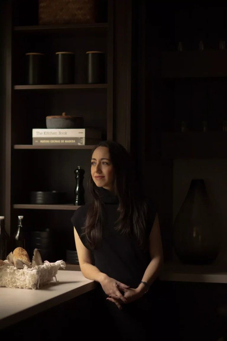 Estefanía Hoth, directora de Vitelier, en la cocina principal de Casa Vitelier